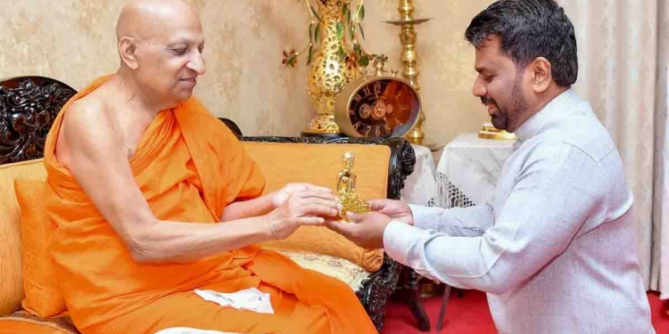 මහනුවර ගිය අනුර මල්වතු-අස්ගිරි මහනාහිමිවරුන් හමුවී ආශිර්වාද ලබාගනී! PHOTOS I Sri Lanka Latest News