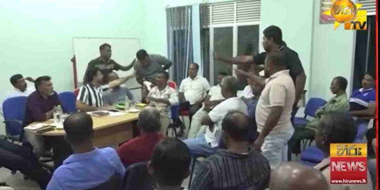 ගොවි ප්‍රශ්න විසඳන්න ගිය ඇමැති සරත්ටයි නියෝජ්‍ය ඇමැති නාමල්ටයි ගොවියො කනේ ඇඟිලි ගහගන්න කියලා දෙයි! රැස්වීම උණුසුම්! සරත්ටයි නාමල්ටයි කටඋත්තර නෑ! VIDEO I Sri Lanka Latest News