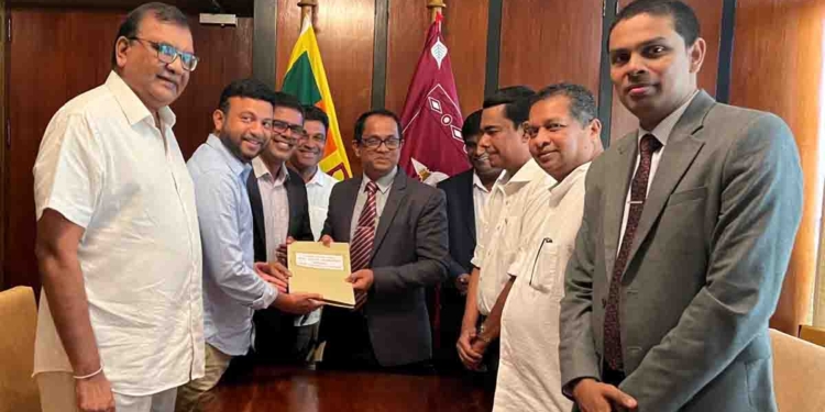 විශ්වාසභංගය කතානායකට භාරදුන්නා! PHOTOS I Sri Lanka Latest News
