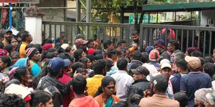 ‘අස්වැසුම’ ගන්න ඊයේ රෑ ඉඳන් නෝර්වුඩ් කාර්යාලය ළඟ දිග පෝලිම්! අද දවල් වනවිට තත්ත්වය උණුසුම්! පොලිසිය ගෙන්වන්නත් වෙයි! PHOTOS I Sri Lanka Latest News
