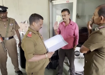 කෝටි ගාණක වරිපනම් නොගෙවූ කඩ සීල් තියන්න ප්‍රාදේශීය සභාව තීන්දු කරයි! කඩ හිමියෙක් ගේම ඉල්ලුවත් කඩ පෝලිමකට සීල් තියයි! VIDEO I Sri Lanka Latest News