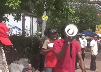 මහරගම උද්ඝෝෂණයට පොලිසිය හරස් වීමෙන් තත්ත්වය උණුසුම්! අට්ටාල කුඩු කරයි! පොලිසියේ විරෝධය නොතකා විරෝධය දිගටම! VIDEO I Sri Lanka Latest News