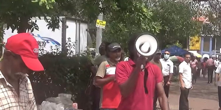 මහරගම උද්ඝෝෂණයට පොලිසිය හරස් වීමෙන් තත්ත්වය උණුසුම්! අට්ටාල කුඩු කරයි! පොලිසියේ විරෝධය නොතකා විරෝධය දිගටම! VIDEO I Sri Lanka Latest News