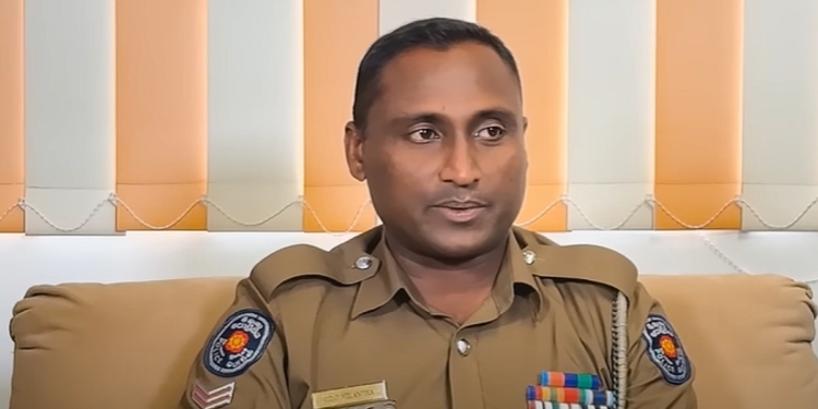 හැමෝම ෆොටෝ ගහද්දී වීඩියෝ කරද්දී ජීවිතයක් බේරාගත් පොලිස් වීරයා එළියට එයි! මිනිස්සුන්ගේ වගකීම ගැන පාඩමක් කියා දෙයි! Sri Lanka Latest News