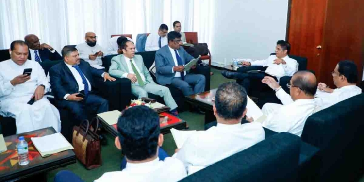 මුළු විපක්ෂයම එකතු වෙයි! මාලිමා ආණ්ඩුවට එරෙහි පළමු විශ්වාසභංගය නියෝජ්‍ය ඇමැති අරුණ ජයසේකරට! මෙන්න විශ්වාසභංගය! PHOTOS I Sri Lanka Latest News