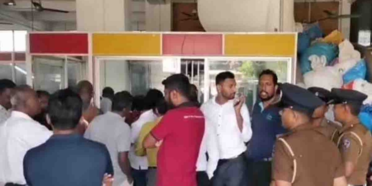 තර්ජන ගර්ජන හමුවේ තැපැල් සේවකයන් පසු නොබසී! වර්ජනයේ ඊළඟ අඩිය තියයි! මධ්ය තැපැල් හුවමාරුව ඉදිරිපිට සත්යග්රහයක් පටන් ගනී! පෙරටුගාමී දුමින්ද නාගමුවත් වාඩිවෙයි! I Sri Lanka Latest News