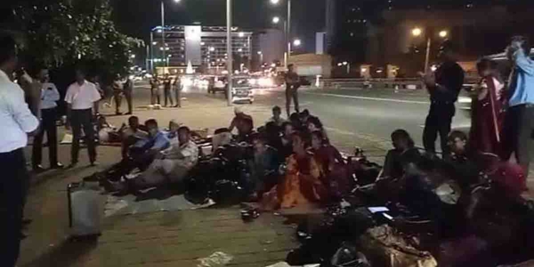 ‘ගෝඨා ගෝ ගම’ යළි හැමෝටම මතක් කරමින් ඉල්ලීම් අරන් අනුරව හමුවෙන්න ආ ගුරුවරු ජනාධිපති ලේකම් කාර්යාලය ඉදිරිපිට පදික වේදිකාවේ සිංදු කියමින් රැය පහන් කරයි! VIDEO I Sri Lanka Latest News