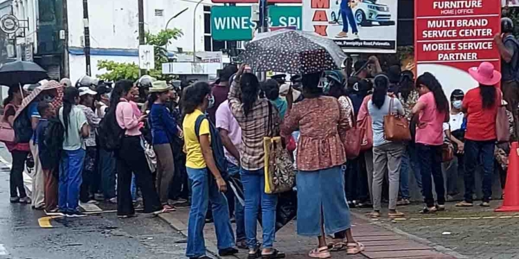 පැලවත්තේ ජවිපෙ කාර්යාලය ඉදිරිපිට උණුසුම් තත්ත්වයක්! රැකියා විරහිත උපාධිධාරීන් විරෝධතාවක! පොලිසියත් එක්ක උණුසුම් වචන හුවමාරුවක්! VIDEO I Sri Lanka Latest News