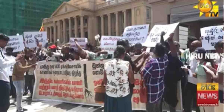 ආපහු ‘ගෝඨා ගෝ ගම’ වගේ එකක්ද? වසන්තලා-ලහිරුලා බෝඩ් උස්සගෙන ජනාධිපති ලේකම් කාර්යාලයට ඉස්සරහට ඇවිත් ලොකු කලබලයක්! පොලිසියත් වැඩේ අතාරින්නේ නෑ! VIDEO I Sri Lanka Latest News