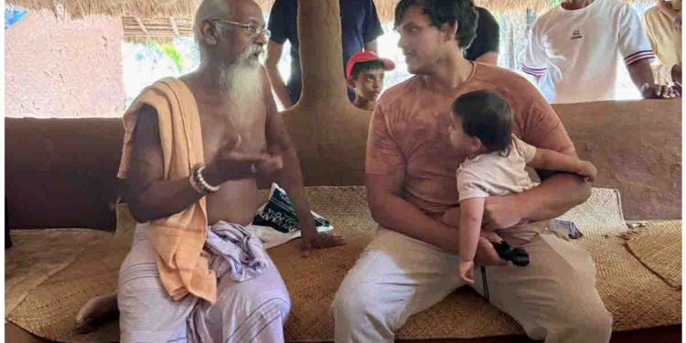 නාමල් කියනවා චිචීගේ රොකට්ටුව පැලවත්තට වැටුණා කියලා! නොපෙනී හිටපු චිචී ළමයත් එක්ක එළියට ඇවිත්! ඔන්න නායකයෙකුත් හම්බවෙලා! PHOTOS I Sri Lanka Latest News