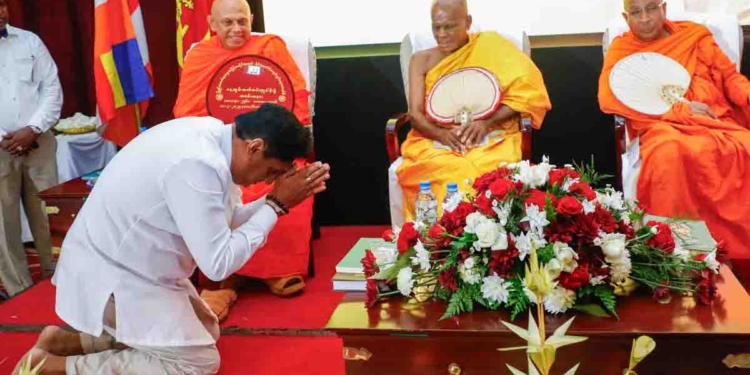 ආණ්ඩුව විපක්ෂයට කුමන්ත්රණ ගැන චෝදනා කරද්දී අර්බූදයෙන් රට ගොඩගන්න එකමුතු විය යුතු බව විපක්ෂනායක සජිත් කියයි! VIDEO & PHOTOS I Sri Lanka Latest News