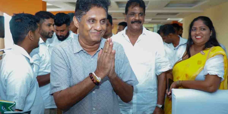ආණ්ඩුවට කිසිම වැඩපිළිවෙළක් නෑ! එකම වැඩපිළිවෙළ සියලු කමිටු දේශපාලනීකරණය කිරීම විතරයි! අන්තිමට මේක පන්සලටත් ඒවි! සජිත් හම්බන්තොට පුංචි මන්ත්රීවරු හමුවෙයි! PHOTOS & VIDEO I Sri Lanka Latest News