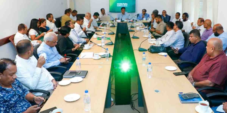 රනිල්ගේ පස්සේ යන අන්ත දක්ෂිණාංශික ආර්ථික ඔස්තාර්ලාටයි වාමාංශිකයන් වෙන්න හදන අයටයි සජිත් ආර්ථික විශ්ලේෂකයන් එක්ක ඇවිත් යන්න ඕන ආර්ථික මාර්ගය කියලා දෙයි! VIDEO & PHOTOS I Sri Lanka Latest News