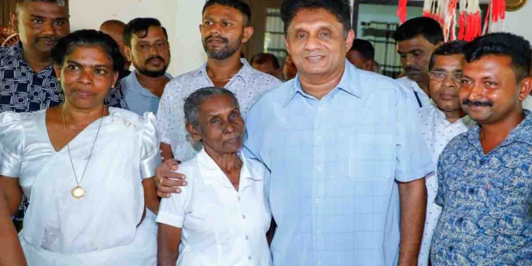 හිඟ මුදල් ඉල්ලා දැවැන්ත සටනක් ආරම්භ කර ඇති උක් ගොවීන්ගේ ප්රශ්න ගැන කතා කරන්න සජිත් පැල්වත්තට යයි! ජනාධිපතිවරයා රට ගිහින් භාණ්ඩාගාරයේ ට්රිලියනයක් තියෙනවා කියලා උජාරුවෙන් කියනවා! වහාම ඒ මුදල් යොදවා ගොවි ප්රශ්නය අවසන් කරන්න! VIDEO & PHOTOS I Sri Lanka Latest News