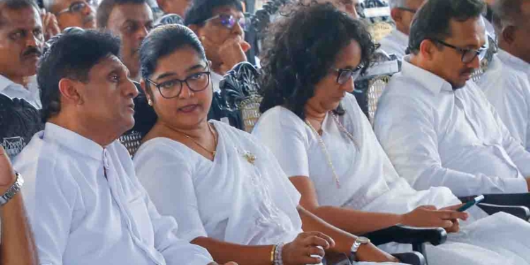 රනිල් ඇතුළේ ඉද්දී අගමැති හරිනි-විපක්ෂනායක සජිත්-ඇමැති හඳුන්නෙත්ති-ඇමැති පෝල්රාජ් මුහුණට මුහුණ හමුවක්! සියලු දෙනා එකතු වීමක් ගැනත් කතාවක්! VIDEO & PHOTOS I Sri Lanka Latest News