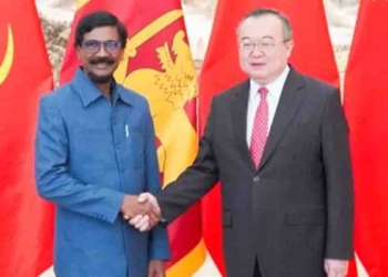 බලහත්කාරයෙන් හරි යෞවන සමාජවල බලය අල්ලන්න ටිල්වින්ලා මේ විදිහට පොරකන්නේ ඇයි? ‘මව්රට’ රහස හොයාගත්තා! ‘රාජ්ය රහස්’ ටිල්වින්ගේ චීන ගමනේ රහස් මීට මාසයකට කලින් රටට හෙළිකළේ මෙහෙමයි! I Sri Lanka Latest News