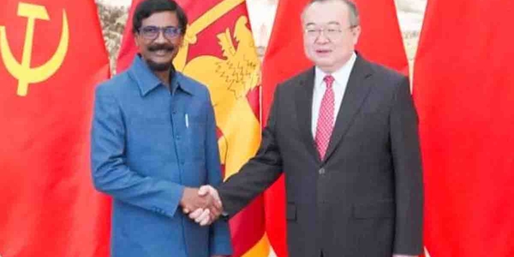 බලහත්කාරයෙන් හරි ‌යෞවන සමාජවල බලය අල්ලන්න ටිල්වින්ලා මේ විදිහට පොරකන්නේ ඇයි? ‘මව්රට’ රහස හොයාගත්තා! ‘රාජ්‍ය රහස්’ ටිල්වින්ගේ චීන ගමනේ රහස් මීට මාසයකට කලින් රටට හෙළිකළේ මෙහෙමයි! I Sri Lanka Latest News