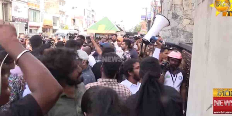 ‘එරංග ලොක්කට එන්න කියාපිය.. මේවට උත්තර දෙන්න කියාපිය..! යෞවන සමාජ දේශපාලනීකරණයට එරෙහිව රට වටේම තරුණ තරුණියෝ මහරගම තරුණ සේවා සභාව ඉදිරිපිට රොද බඳියි! VIDEO I Sri Lanka Latest News