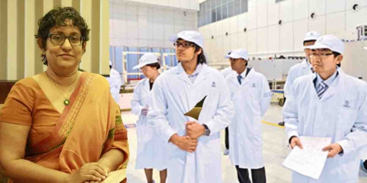අද මාලිමා මන්ත්‍රී චන්දන සූරියාරච්චි එදා කිව්වා චිචීගේ රොකට් එකට භාණ්ඩාගාරයෙන් ඩොලර් මිලියන 320ක් වියදම් කළා කියලා! අද අගමැති හරිනි පාර්ලිමේන්තුවේදී කිව්වා ඒ රොකට් එකට ආණ්ඩුව සතපහක් වියදම් කරලා නෑ කියලා! වාර්ෂිකව රටට ආදායමකුත් ඇවිත්ලු! තවත් බොරුවක් ඉවර වෙයි! VIDEO I Sri Lanka Latest News