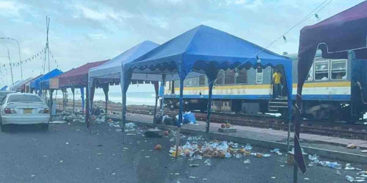 ලොරි ටෝක් දීලා කෑම කඩ දාලා මැරීන් ඩ්රයිව් එකේ ‘නයිට් ලයිෆ්’ පටන් ගත්තා! උදේට කුණු අස්කරන්න කොළඹ නගර සභාවේ එක කුණු ලොරියක් නෑ! කෝ මේ නගරාධිපතිනි බල්තසාර්? නහය වහගෙන මිනිස්සු කියන කුණු කතා අහන් ඉන්න බෑ! I Sri Lanka Latest News