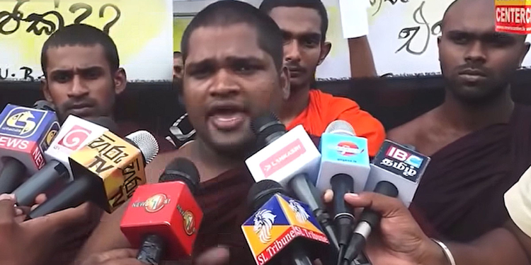 රැකියා විරහිත උපාධිධාරීන් පෙරේදා අධ්‍යාපන අමාත්‍යංශය ඉස්සරහා විරෝධය පළකළා! ඊයේ ස්වාමින් වහන්සේලා අධ්‍යාපන අමාත්‍යංශය ඉස්සරහා විරෝධය පළ කළා! දවස් දෙකම උණුසුම්! VIDEO I Sri Lanka Latest News