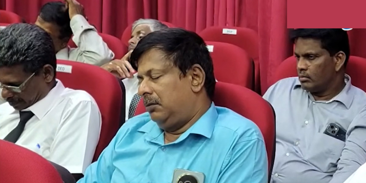 අධ්‍යාපන ප්‍රතිසංස්කරණ ගැන අගමැතිනිය දේශනයක් කරනවා! නිලධාරීන් ටික හොඳට නිදාගන්නවා! වැඩේ හොඳටම යනවා! VIDEO I Sri Lanka Latest News