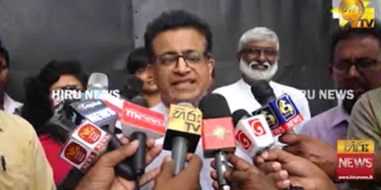 විදුලි බල මණ්ඩලය විකිණීමට එරෙහිව මුලු විපක්ෂයම එකතු වෙන්න යද්දී කව්ද මාධ්යවේදියෙක් ‘ගොන්’ ප්රශ්නයක් අහයි! VIDEO I Sri Lanka Latest News