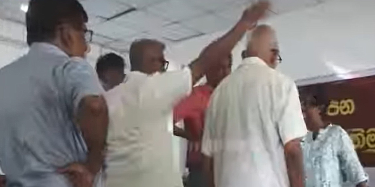 ඒ අස්සේ ගුරුවරුත් දෙකට බෙදිලා මරාගන්නවා..! දිසාපාමොක්වරුන්ට ගිය කලක්.. ! VIDEO I Sri Lanka Latest News