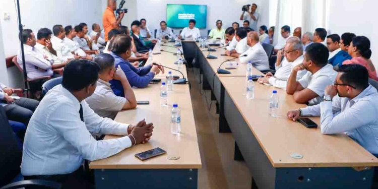 රනිල්ගේ නඩු විභාගයට පැය 24ක් තියා විපක්ෂයේ සියලු පක්ෂ නියෝජිතයන් විපක්ෂනායක සජිත්ගේ ප්‍රධානත්වයෙන් විපක්ෂනායක කාර්යාලයේදී රැස්වෙයි! කරුණු 2ක් සාකච්ඡා කරයි! පක්ෂ ලේකම්වරුන්ගේ ක්‍රියාකාරී කමිටුවක් පත්කරයි! හෙට අධිකරණ තීන්දුවෙන් පසු අනිද්දා යළි රැස්වෙයි!  VIDEO & PHOTOS I Sri Lanka Latest News