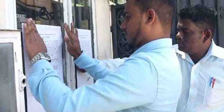 ස්පීකරයක් බැඳගෙන ඇවිත් ගමටම ඇහෙන්න චෝදනා කියවයි! හැංගිලා ඉන්න රාජිතගේ මාලඹේ ගෙදරට ගිහින් අල්ලස් කොමිසම දොරේ අලවපු දේ! VIDEO I Sri Lanka Latest News