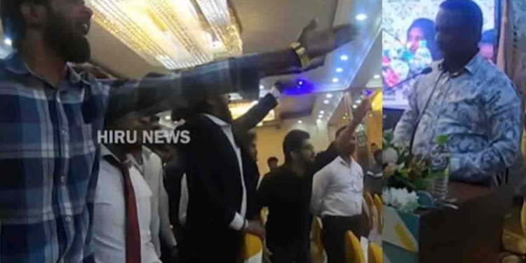 බදුල්ල යෞවන සමාජයට මාලිමාවේ ප්‍රබලයන්ගේ දුවලා පුතාලා දාගෙන අලිවලියක්! ඇමැති සමන්ත විද්‍යාරත්නට කොල්ලො ටික කනේ ඇඟිලි ගහගන්න කියලා දෙයි! තරුණයන්ගේ හූ හඬ මැද සමන්ත හීන්සීරුවේ රැස්වීමෙන් පිටව යයි! VIDEO I Sri Lanka Latest News