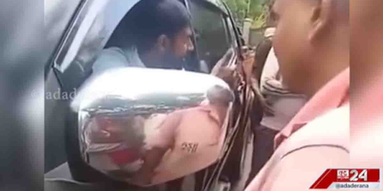 උක් ගොවීන් තණමල්විල මාලිමා සභාපතිගේ කැබ් එක නවත්වගෙන විරෝධය පළකරයි! උණුසුම් වචන හුවමාරුවක්! ගොවීන් හූ තියයි! VIDEO I Sri Lanka Latest News