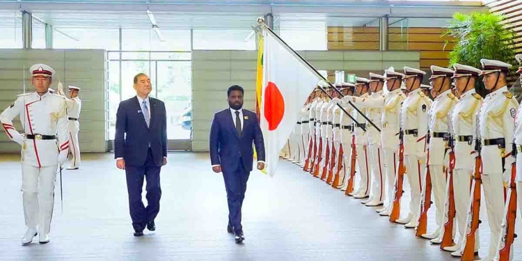 ජපන් අගමැති ආරක්ෂක උත්තමාචාර මැද අනුරව නිල වශයෙන් පිළිගනී! සාකච්ඡා පවත්වයි! ගිවිසුම් අත්සන් කරයි! භෝජන සංග්‍රහයකුත් පවත්වයි! PHOTOS I Sri Lanka Latest News