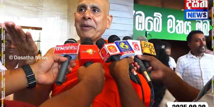 මුන්ට හොඳටම පිස්සු..! UNP සම්මේලනයට ආපු හාමුදුරුවෝ බැන බැන යයි! VIDEO I Sri Lanka Latest News