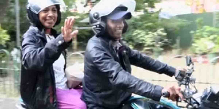 මහින්දට මිනිස්සුන්ගේ තියෙන ආදරේ තාමත් අඩුවක් වෙලා නෑ! මේ ජෝඩුව ගල්ගමුවේ ඉඳන් පැය 6ක් තිස්සේ බයික් එකේ තංගල්ලට ගිහින්! VIDEO I Sri Lanka Latest News