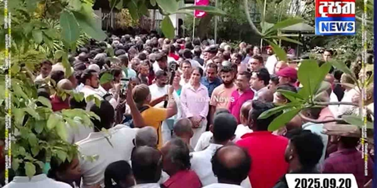 සතිඅන්තයේ කාල්ටන් ‘හවුස් ෆුල්!’ මහින්දව බලන්න කිලෝමීටරයක් විතර දිග පෝලිමක්!  පොලිසියටවත් හසුරුවගන්න බෑ! VIDEO I Sri Lanka Latest News