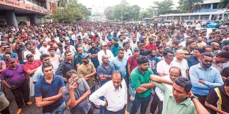 ජනාධිපතිගේ හරි ඇමැතිගේ තර්ජනවලට අපි බයවෙන්නේ නෑ! විදුලි සේවකයෝ සටනේ ඊළඟ අදියරට සූදානම් වෙයි! තීන්දුව අද! I Sri Lanka Latest News
