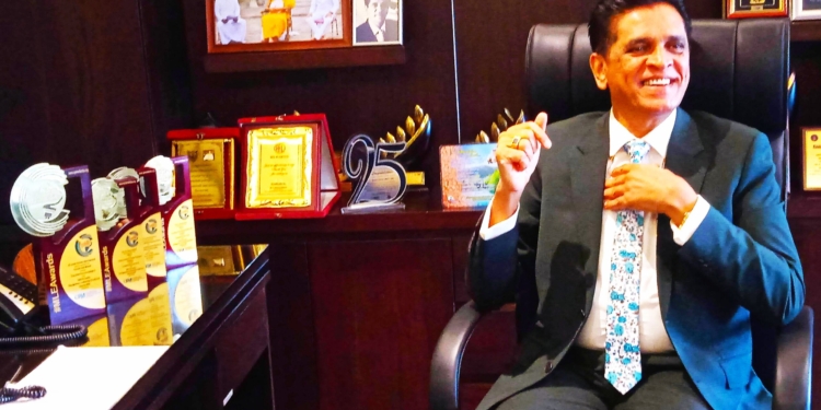 ‘දරුවා ගස දාලා යන්නෙත් නෑ… ගස දරුවා දාලා යන්නෙත් නෑ…’ සම්මාන පිට සම්මානයට පාත්‍රවුණු ‘තුරු කැපකරු’ පරිසර මෙහෙවර ! කැපිටල් මහාරාජා ව්‍යාපාරයේ ජාතික සත්කාරය! Sri Lanka Latest News