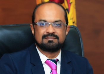 විදුලිබල ඇමැති ප්රසිද්ධ වේදිකාවේ විදුලි සේවකයන්ට සැරටම දෙසද්දී විදුලිය කැපී සභාවම කළුවර වෙයි! VIDEO I Sri Lanka Latest News