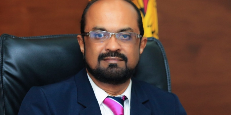 විදුලිබල ඇමැති ප්‍රසිද්ධ වේදිකාවේ විදුලි සේවකයන්ට සැරටම දෙසද්දී විදුලිය කැපී සභාවම කළුවර වෙයි! VIDEO I Sri Lanka Latest News