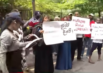 වැව් කඩලා අක්කර 800ක් ගන්නයි යන්නේ! ඉඩම් අයිතිය ඉල්ලා මුත්තුනගර් වැසියෝ අගමැති කාර්යාලය ඉදිරිපිටට එයි! කලින් කිව්වෙ නම් ප්රශ්න අරන් එන්න අපේ කාර්යාල ඇරලා කියලා..! ඇරලා නෙමෙයි අන්න කාර්යාල වහලා! VIDEO I Sri Lanka Latest News