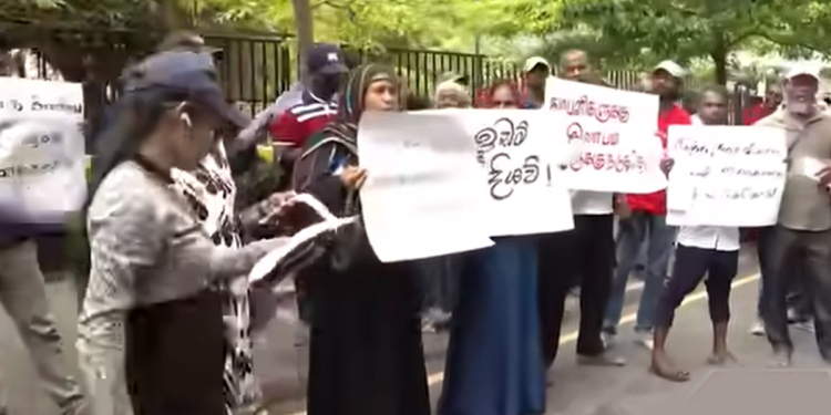 වැව් කඩලා අක්කර 800ක් ගන්නයි යන්නේ! ඉඩම් අයිතිය ඉල්ලා මුත්තුනගර් වැසියෝ අගමැති කාර්යාලය ඉදිරිපිටට එයි! කලින් කිව්වෙ නම් ප්‍රශ්න අරන් එන්න අපේ කාර්යාල ඇරලා කියලා..! ඇරලා නෙමෙයි අන්න කාර්යාල වහලා! VIDEO I Sri Lanka Latest News