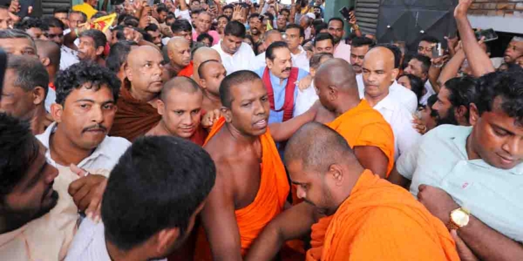මහින්ද ඉන්න කාල්ටන් නිවෙසට හදිසියේම හිමිවරුන් වැඩියේ ඇයි? VIDEO I Sri Lanka Latest News