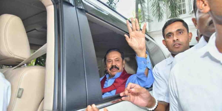 කොළඹ ගෙදරින් දොට්ට දැමූ මහින්දව පිළිගන්න ගමේ මහසෙනගක් රැස්වෙයි! සජීවීව මෙතනින් බලන්න! LIVE VIDEO I Sri Lanka Latest News