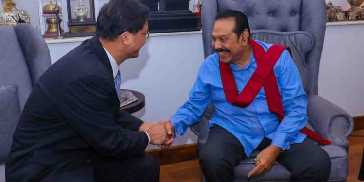 ‘මිතුරු තුමෝ දුක සැප දෙකෙහිම පැවතී.. බිතුසිතුවම් රූ මෙන් පිටුනොපාවිතී..!’ ගෙයින් එළියට බහින අන්තිම මොහොතේත් මහින්දව බලන්න ආ චීන තානාපතිවරයා! PHOTOS I Sri Lanka Latest News