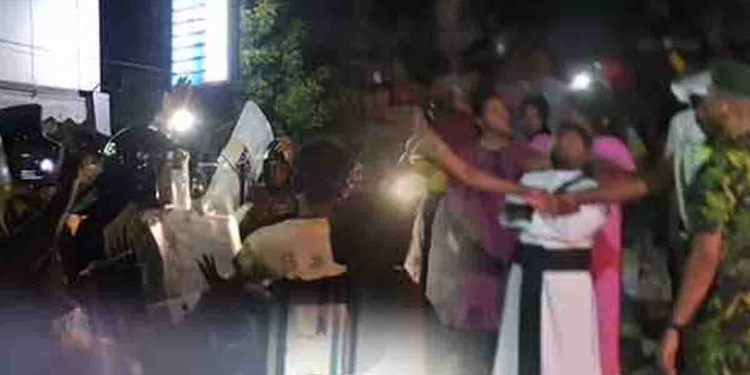 දවස් 55ක් පාරට බැහැලා ඉන්න මන්නාරමේ මිනිස්සුන්ගේ විරෝධය නොතකා යෝජිත සුළං බලාගාරයට මහරෑ දැවැන්ත ටර්බයින අරන් එයි! ජනතා විරෝධය උත්සන්න වී පොලිසිය එක්කත් ලොකු කලබලයක්! තුන්දෙනෙකුට තුවාල! මීට කලින් ජනාධිපති එක්ක කරපු සාකච්ඡාවේදී මන්නාරම සුළං බලාගාරය ඉදිකිරීමේ තීන්දුව ගැන නැවත සිතා බලනවා කියලා ජනාධිපතිතුමා පොරොන්දුවකුත් දීලා තිබිලා! VIDEO I  Sri Lanka Latest News