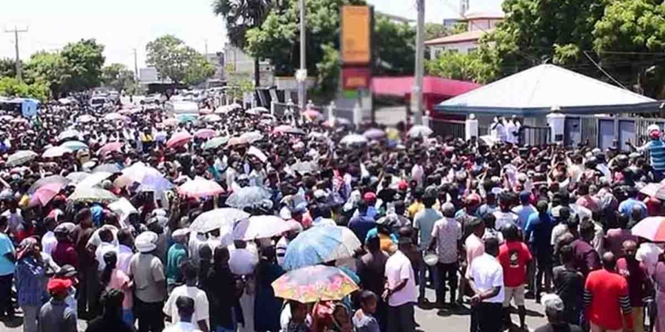 මන්නාරමේ කඩ සියල්ල වහයි! පොදු ප්‍රවාහනය නවත්වයි! යෝජිත සුළං විදුලි බලාගාරයට එරෙහිව දැවැන්ත විරෝධයක් ඇරඹෙයි! පිට පළාත්වලිනුත් ජනතාව ඇවිත්! පොලිසියත් එයි! තත්ත්වය උණුසුම්! I Sri Lanka Latest News