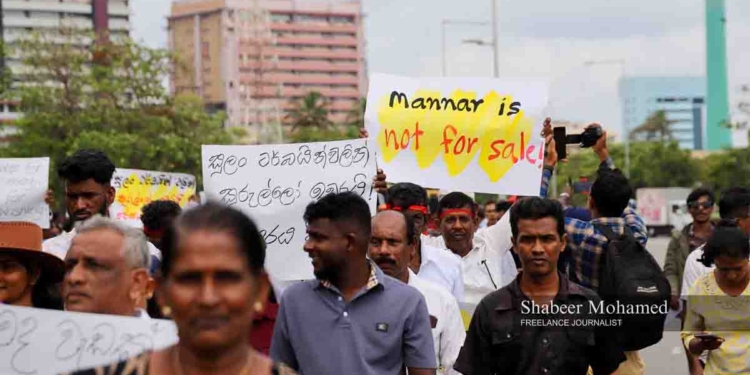 මන්නාරම තියෙන්නේ විකුණන්න නෙමෙයි! මන්නාරම ඉල්ලා මන්නාරම් වැසියෝ ජනාධිපති කාර්යාලය ඉදිරිපිටට ඇවිත් විශාල උද්ඝෝෂණයක! PHOTOS I Sri Lanka Latest News