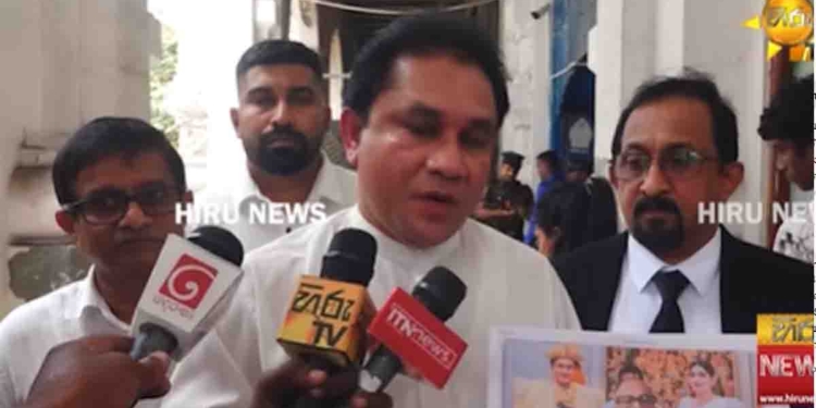 දියවඩන නිළමේ ඡන්දයත් දේශපාලන ඡන්ද ගානට වැටිලා වගේ! මඩ ගැහිලි.. බොරු ප්‍රචාර සමාජ මාධ්‍යවල දිගට හරහට පළවෙන්න පටන් අරන්! නාථ දේවාලයේ බස්නායක නිළමේ ෆොටෝත් එක්කම CIDයට එයි! VIDEO I Sri Lanka Latest News