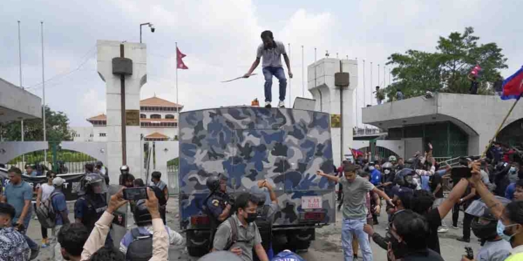 සමාජ මාධ්යයට අත තියපු නේපාල ආණ්ඩුව දණගහනකම් කොල්ලො කෙල්ලෝ ගහපු කැරැල්ල BBC ඇසින්! VIDEO I Sri Lanka Latest News